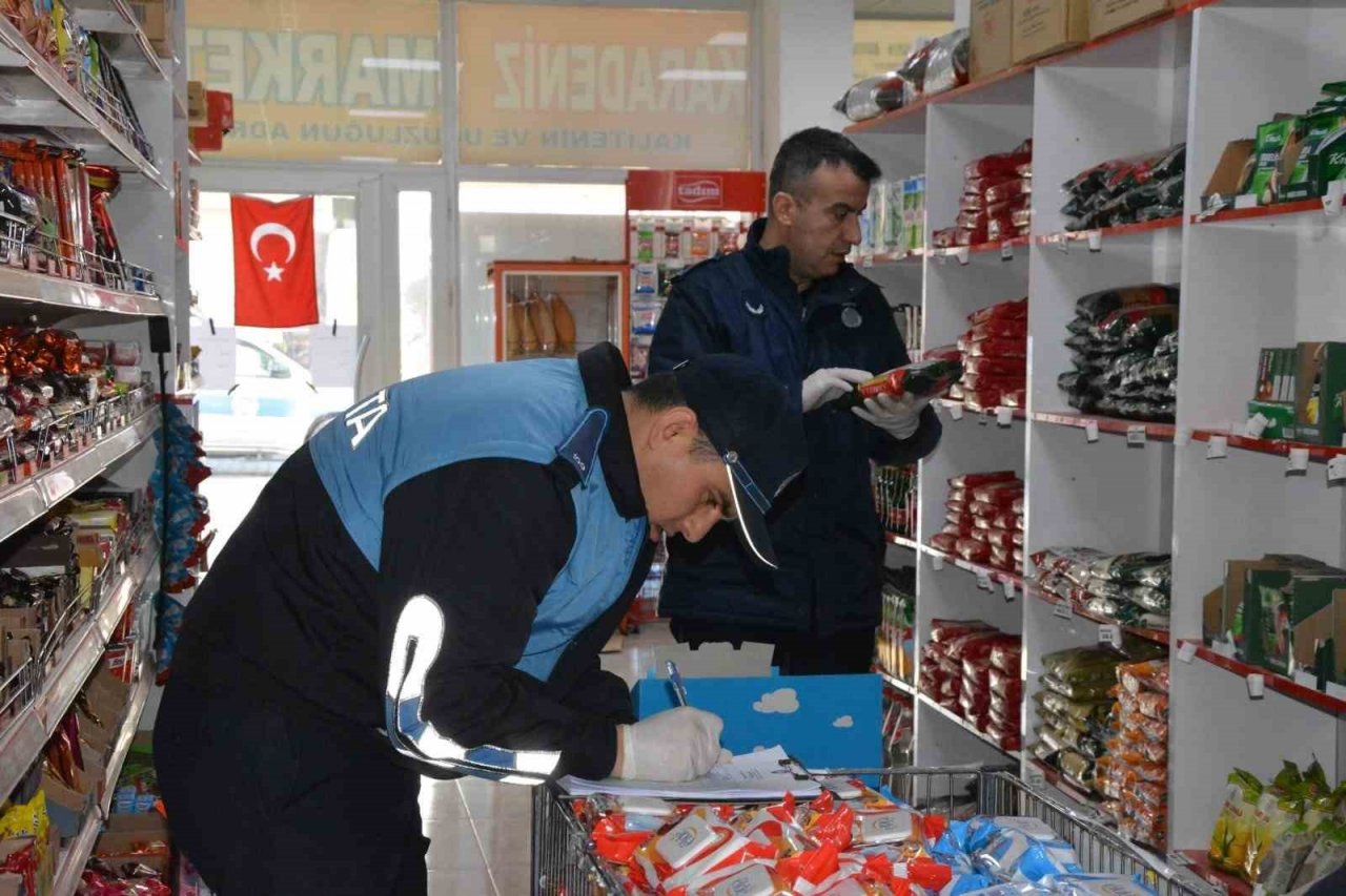 Lapseki Belediyesi Zabıta ekipleri marketlerde fiyat ve etiket denetimi yaptı