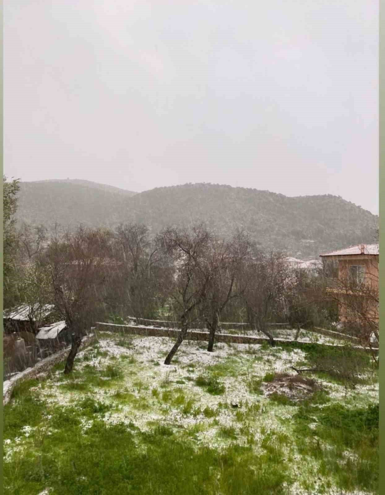 Marmaris’te dolu yağışı etkili oldu