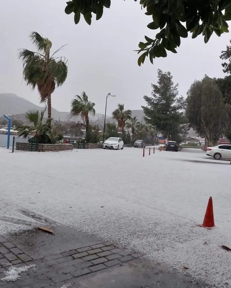 Marmaris’te dolu yağışı etkili oldu