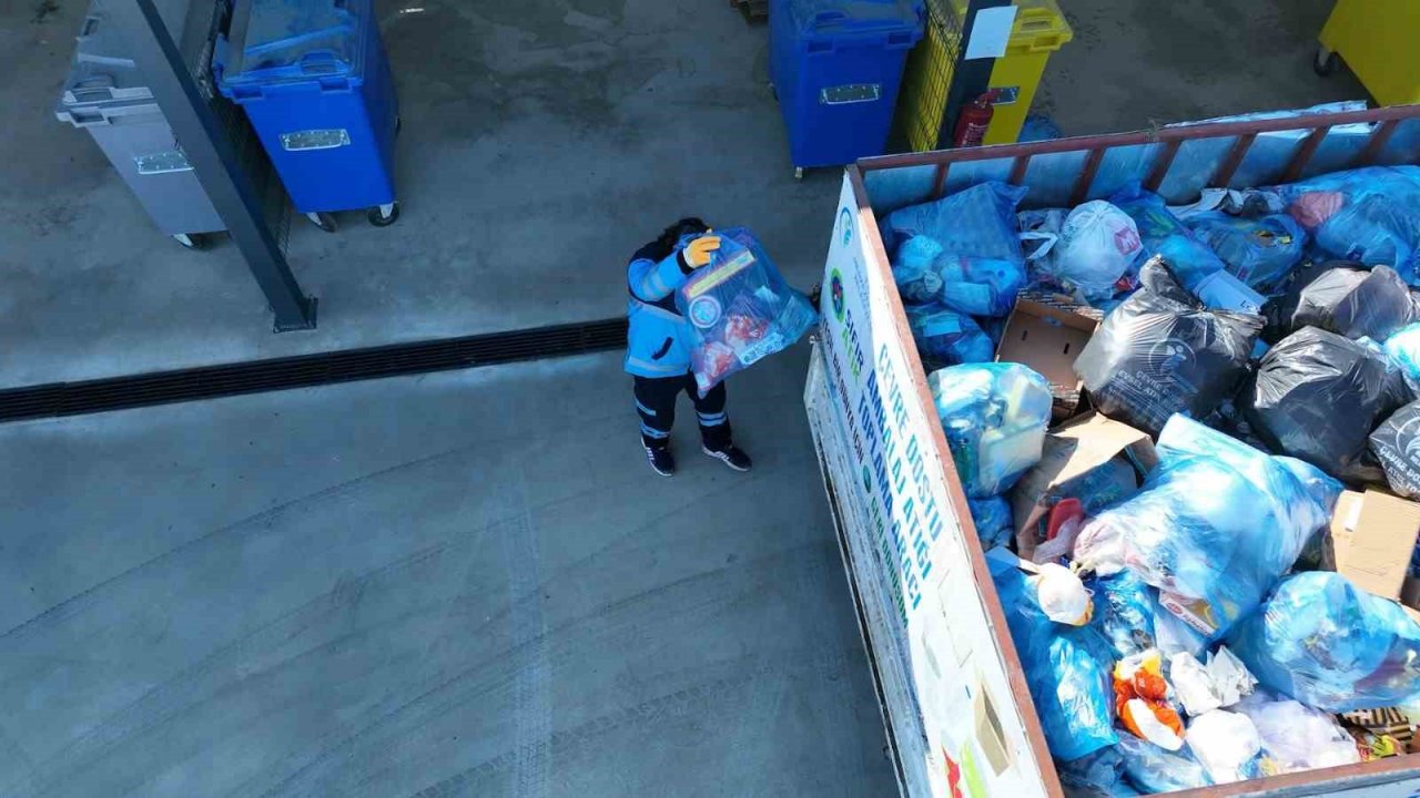 Merkezefendi’de atıklar ayrıştırılarak toplanıyor