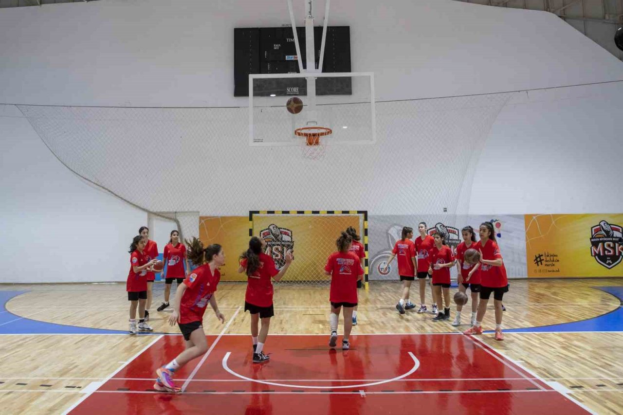 Mersin’den genç basketbolcular, gelişim kampına katıldı