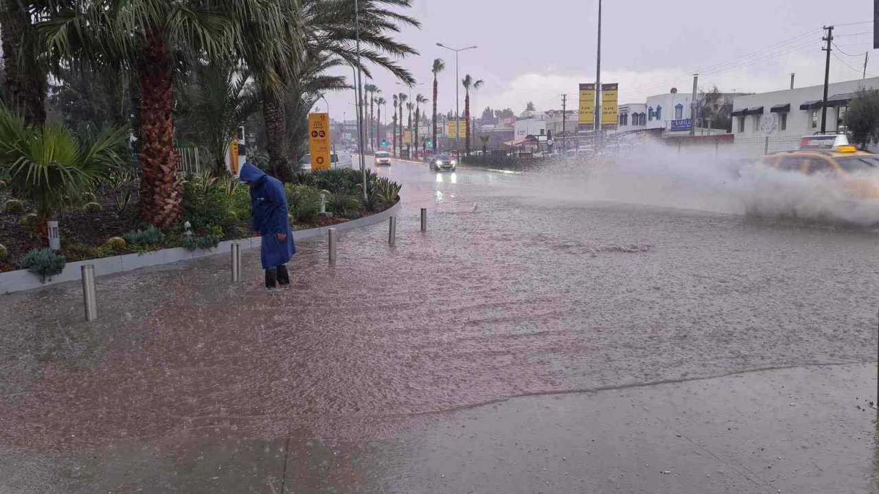 Bodrum’da denizde bir anda beliren hortumun ardından dolu ve sağanak bastırdı