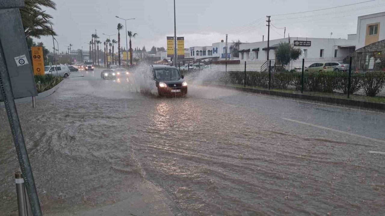 Bodrum’da denizde bir anda beliren hortumun ardından dolu ve sağanak bastırdı