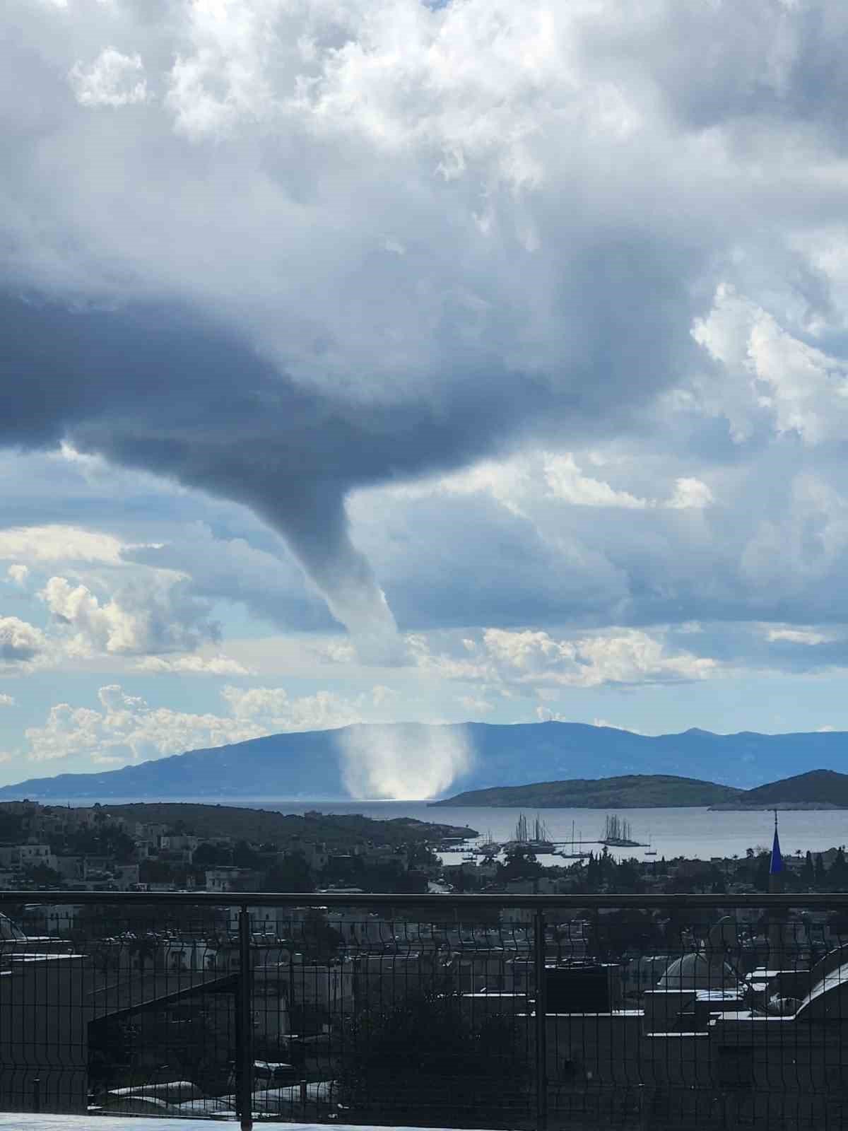 Bodrum’da denizde bir anda beliren hortumun ardından dolu ve sağanak bastırdı