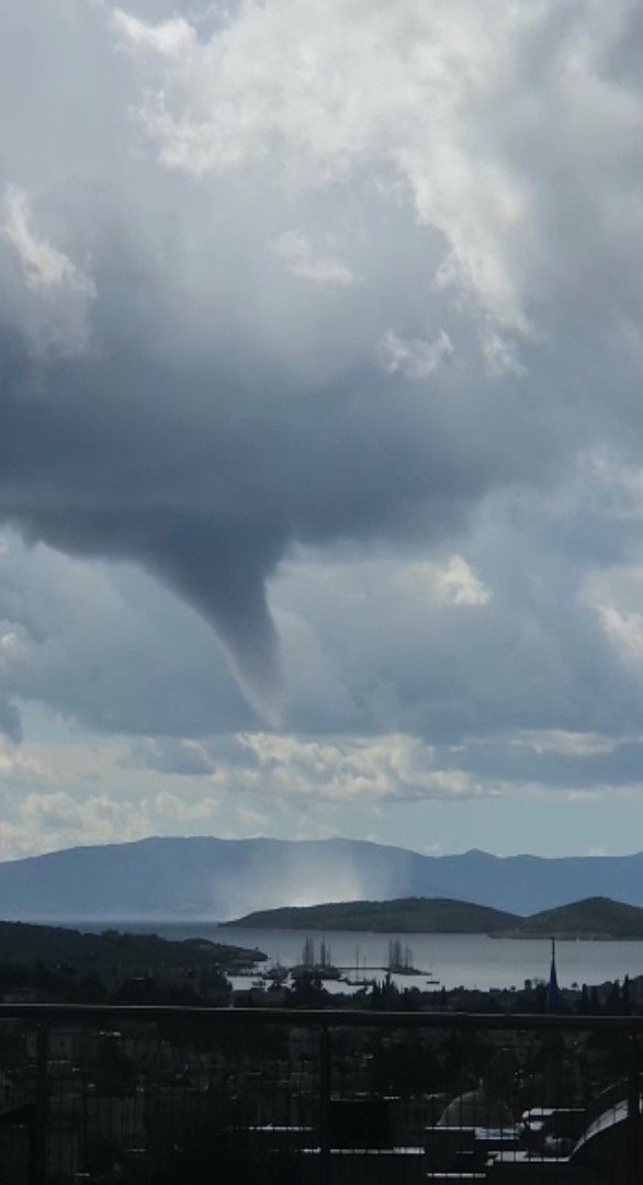 Bodrum’da denizde bir anda beliren hortumun ardından dolu ve sağanak bastırdı