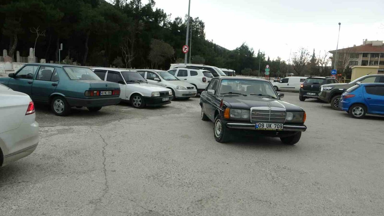 42 yaşındaki nostaljik arabasına gözü gibi bakıyor