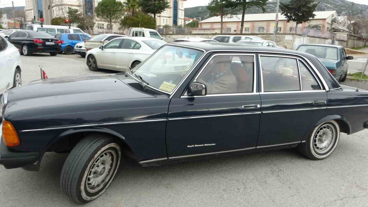 42 yaşındaki nostaljik arabasına gözü gibi bakıyor