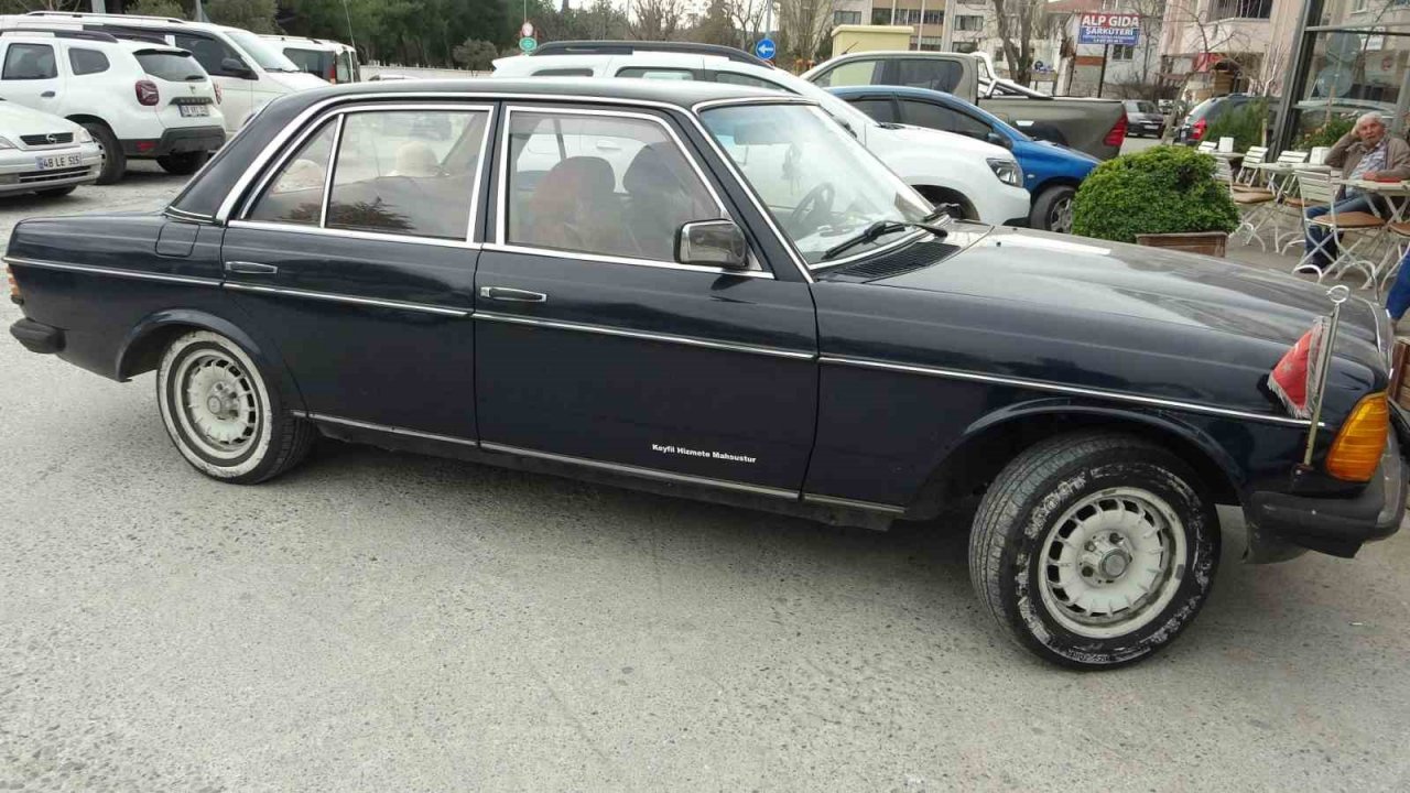 42 yaşındaki nostaljik arabasına gözü gibi bakıyor