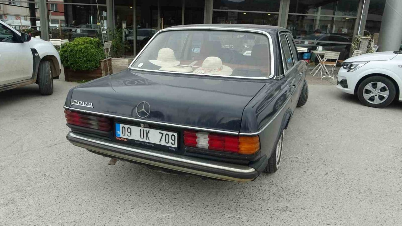 42 yaşındaki nostaljik arabasına gözü gibi bakıyor