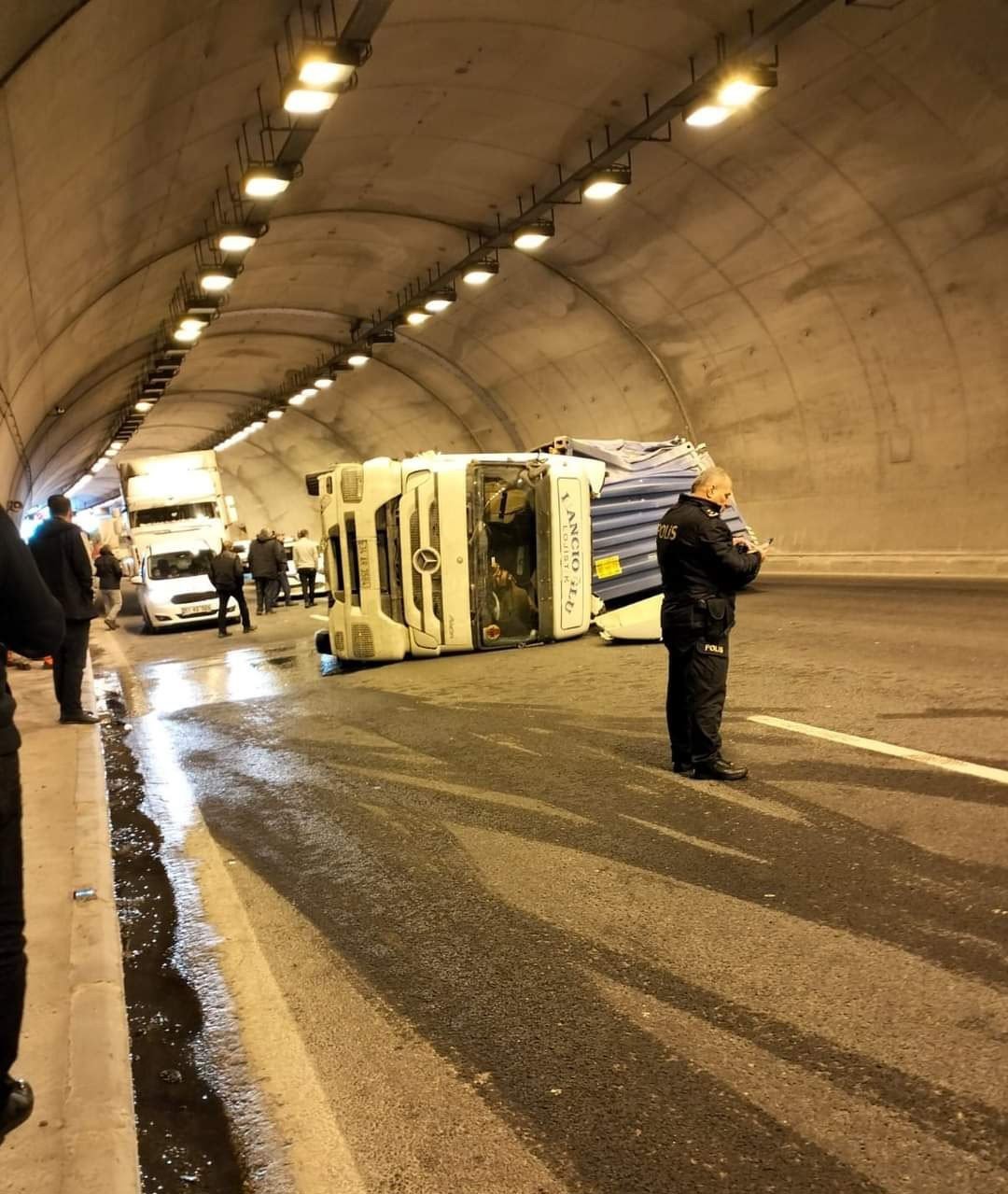 Niğde’de tünelde tır devrildi, otoyol trafiğe kapatıldı