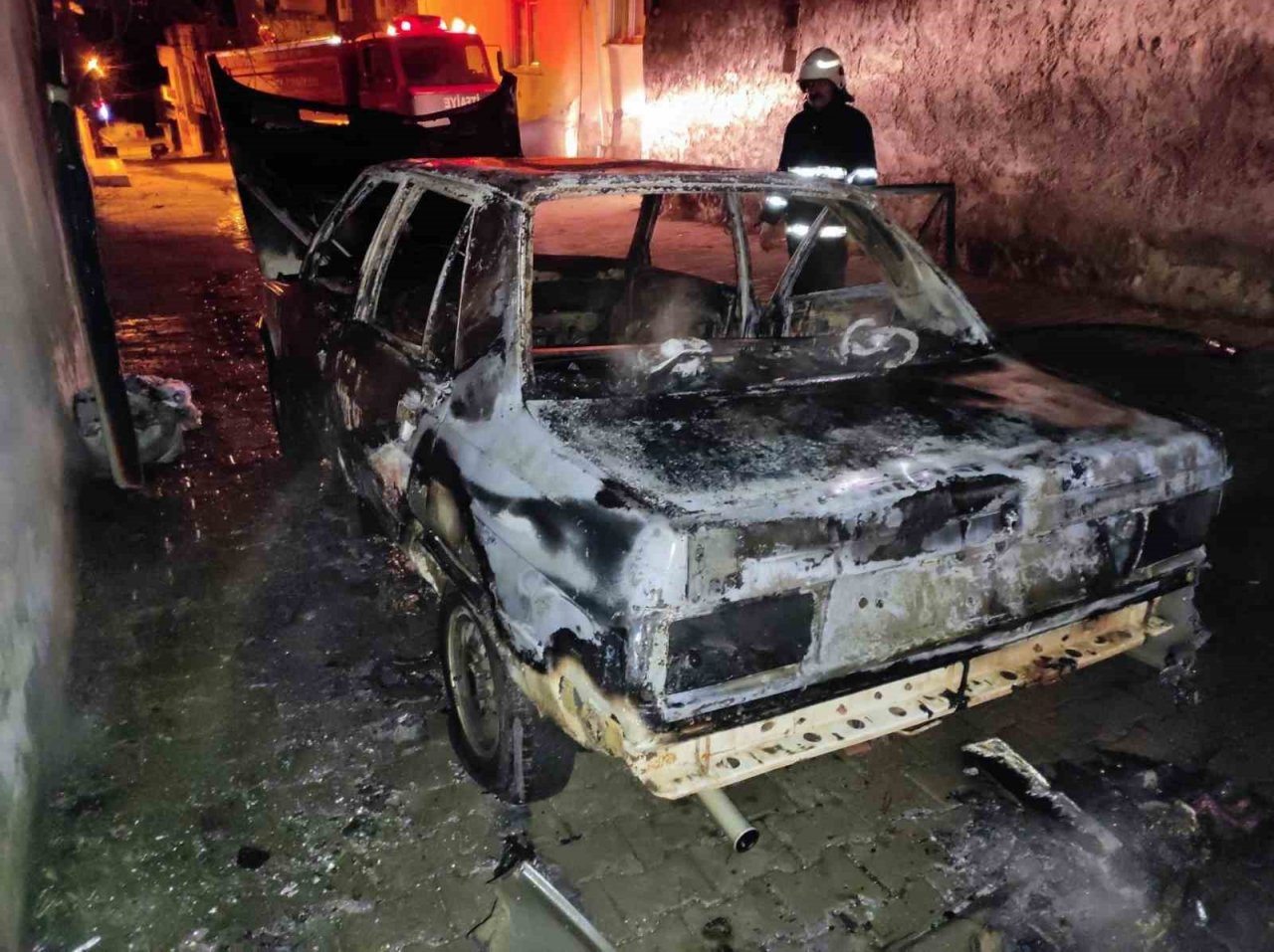 Şanlıurfa’da otomobil alev alev yandı