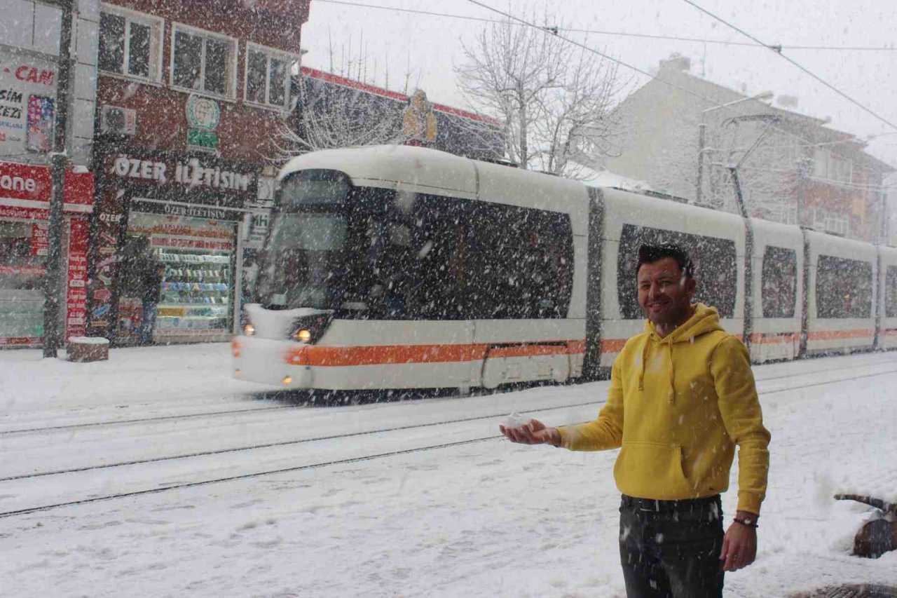 Eskişehir’de yılın ilk kartopu savaşı