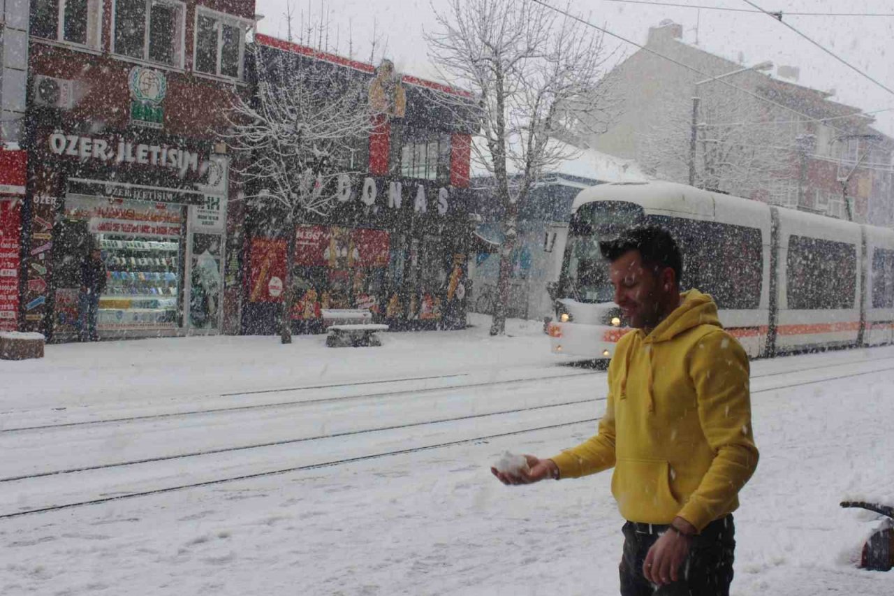 Eskişehir’de yılın ilk kartopu savaşı
