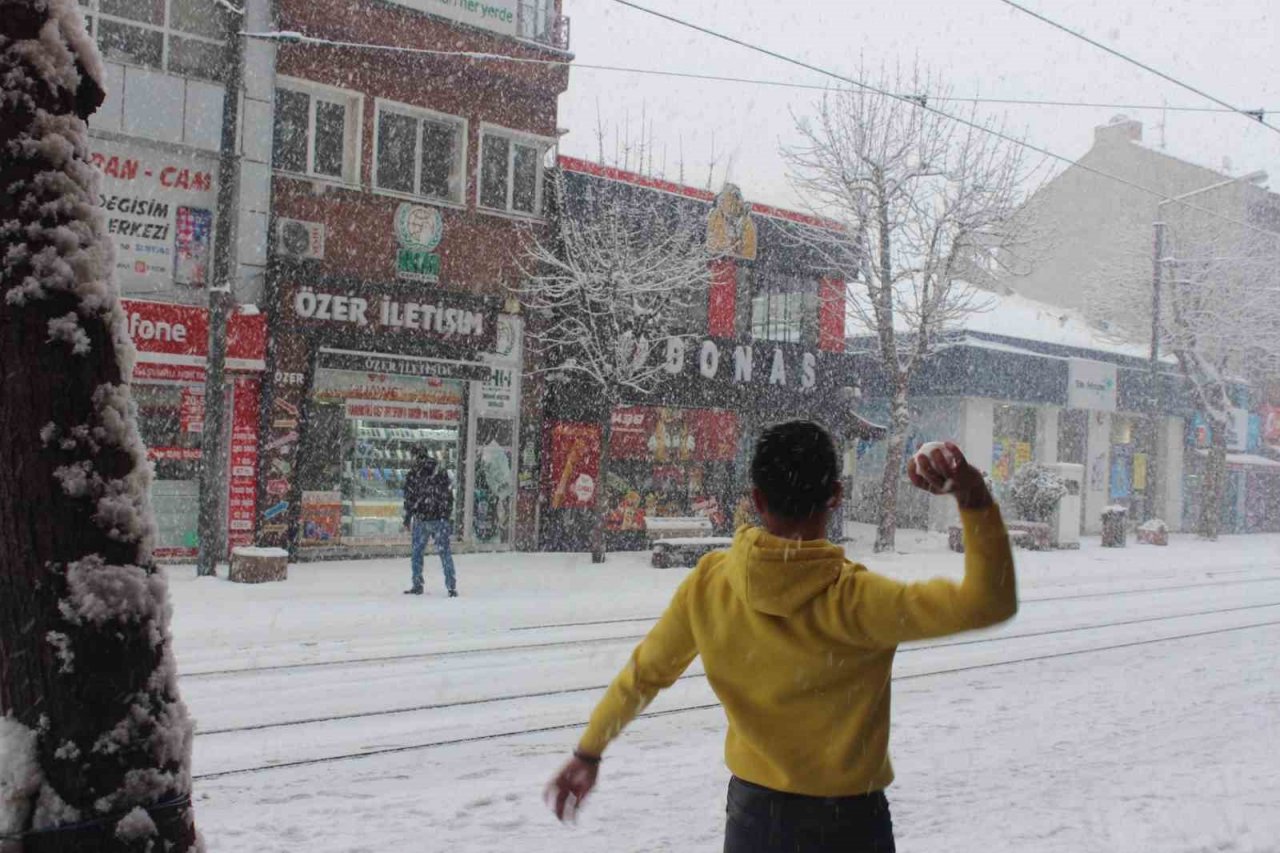 Eskişehir’de yılın ilk kartopu savaşı