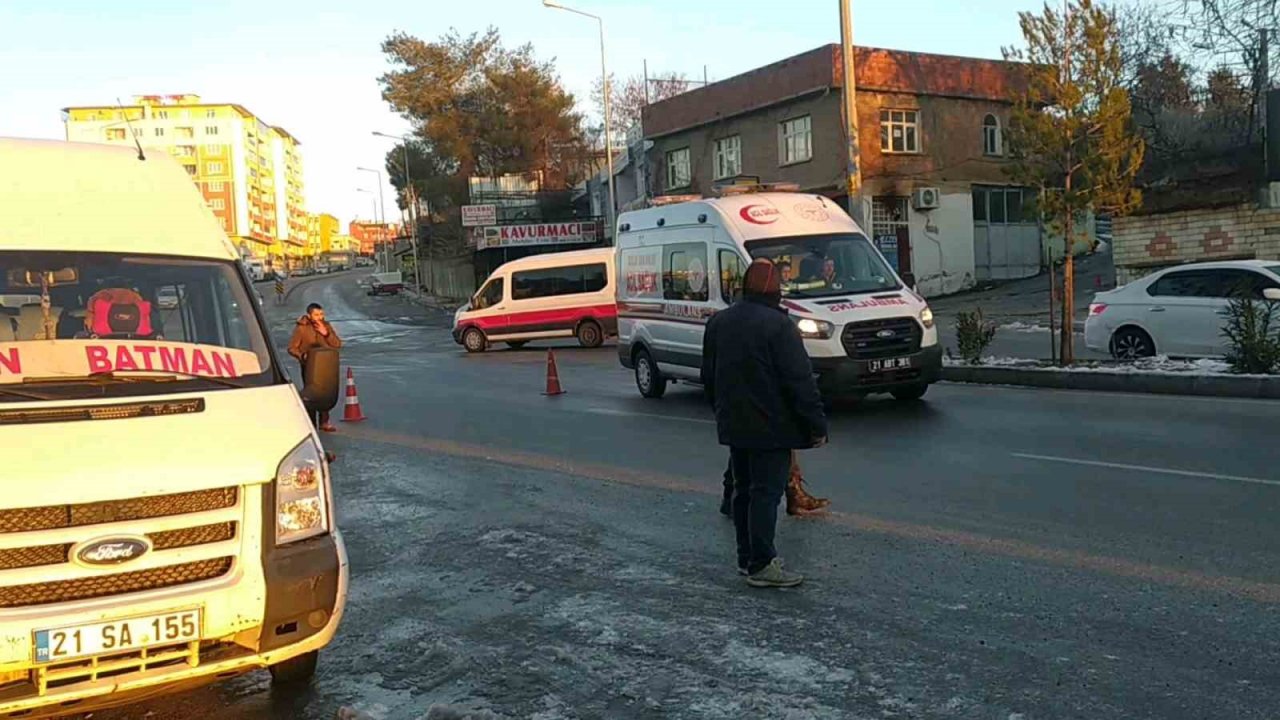 Buzlu yolda kontrolden çıkan minibüs aydınlatma direğine çarparak durdu: 4 yaralı