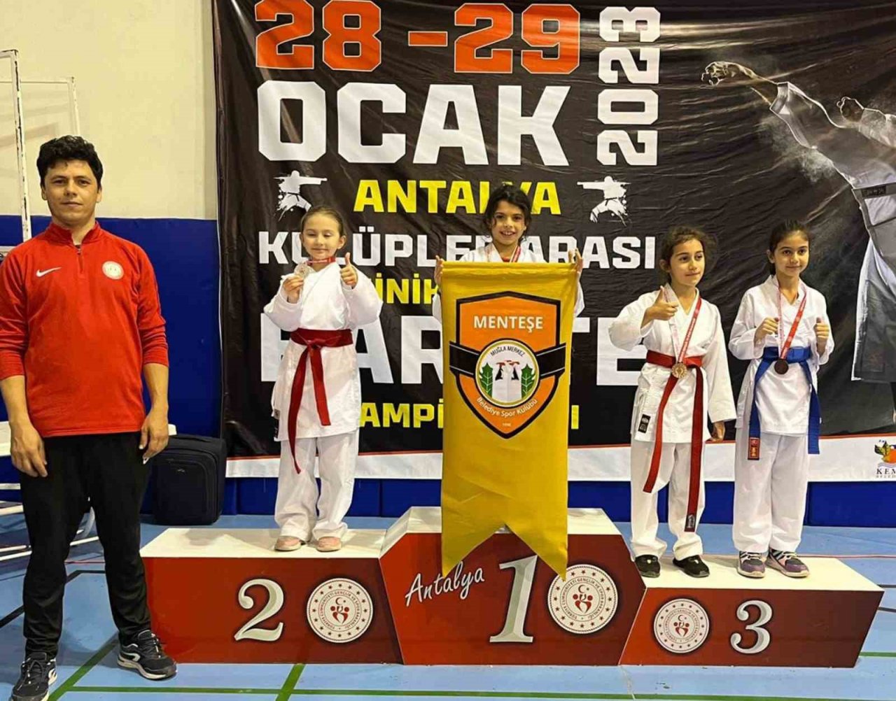 Şampiyon karateciler Başkan Gümüş’ü ziyaret etti