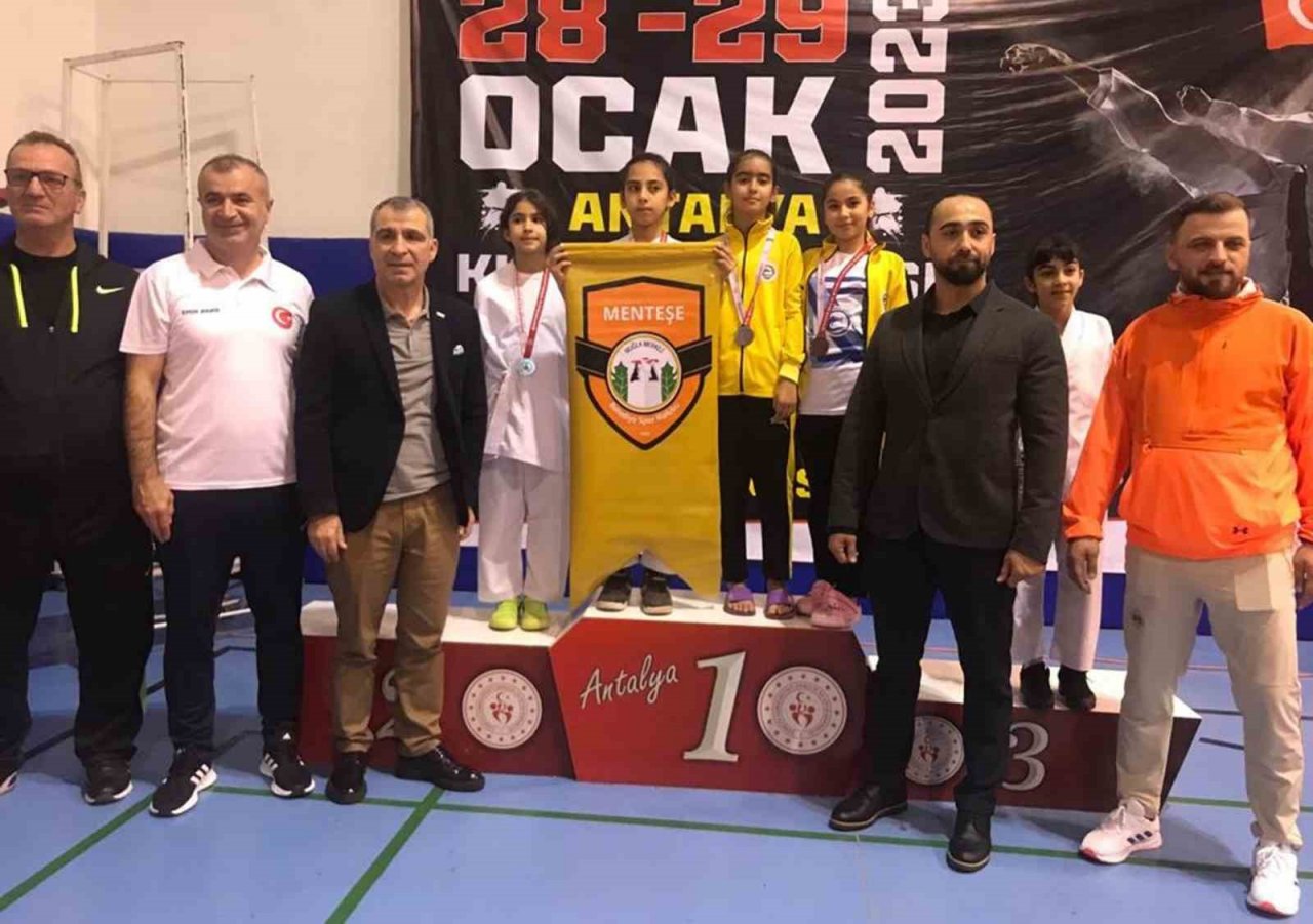 Şampiyon karateciler Başkan Gümüş’ü ziyaret etti