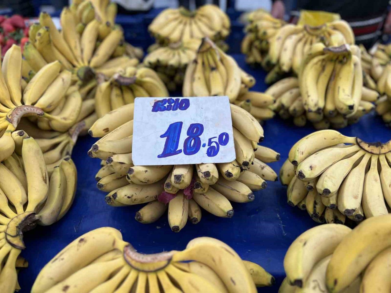 Semt pazarlarında kış meyveleri bolluğu