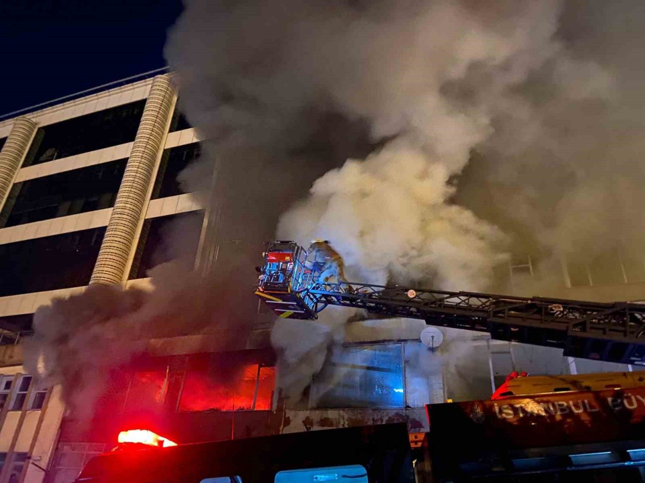 Şişli’de 8 katlı boş binanın 2’nci katı alev alev yandı