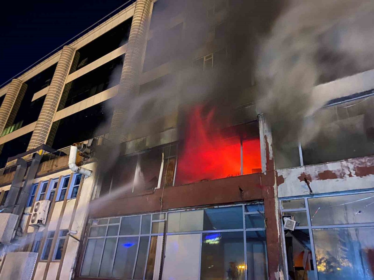 Şişli’de 8 katlı boş binanın 2’nci katı alev alev yandı