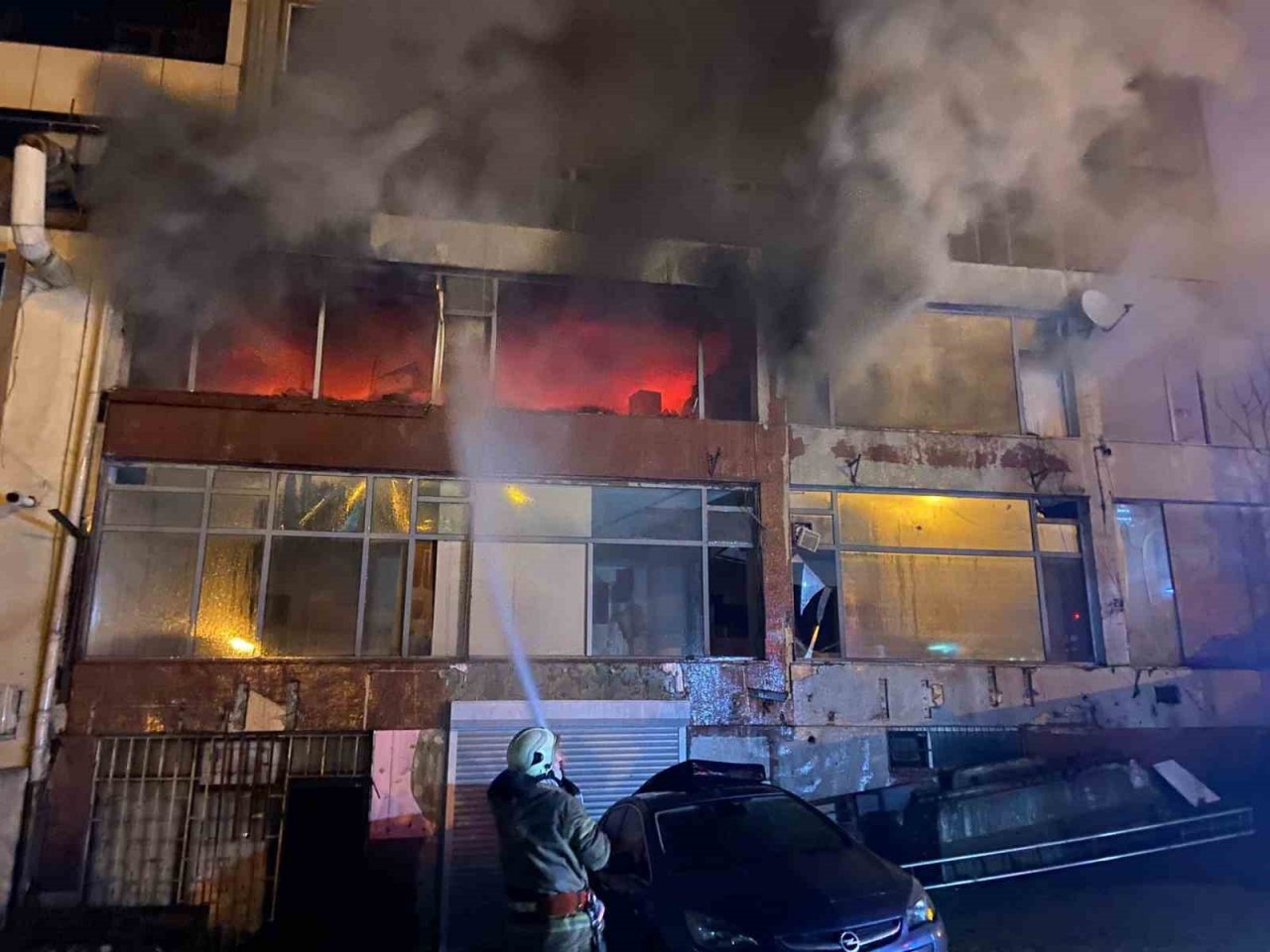 Şişli’de 8 katlı boş binanın 2’nci katı alev alev yandı