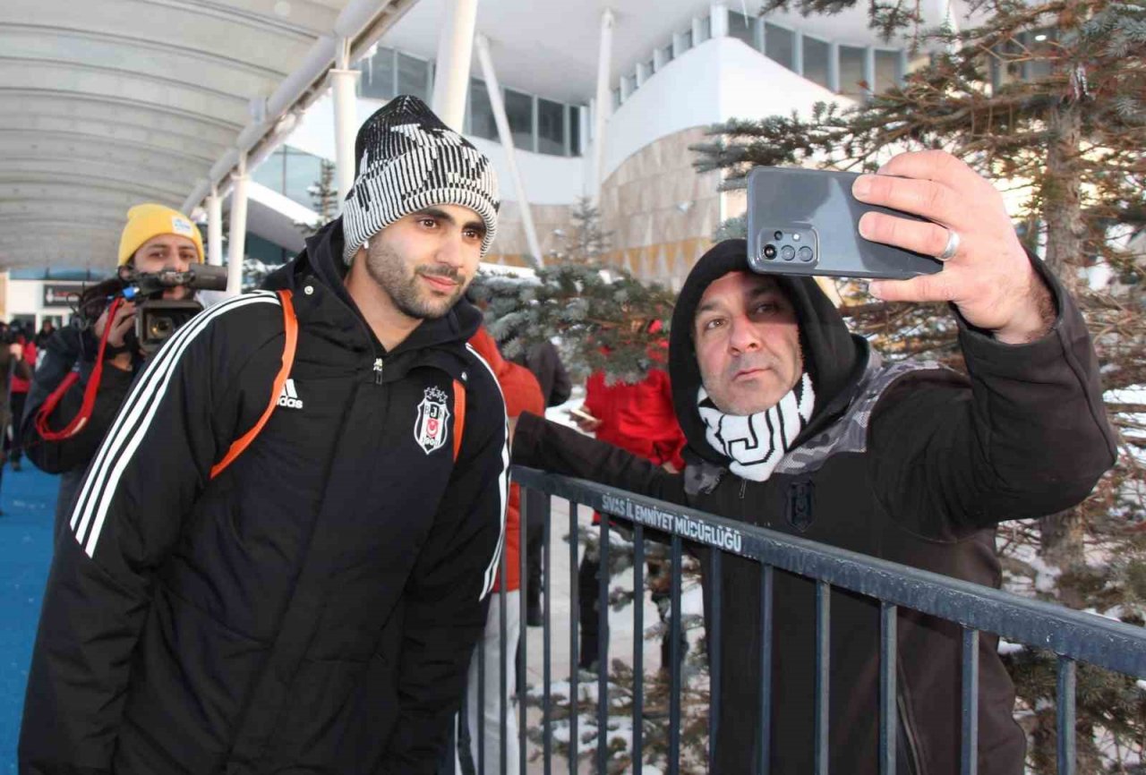 Beşiktaş’a Sivas’ta meşaleli karşılama