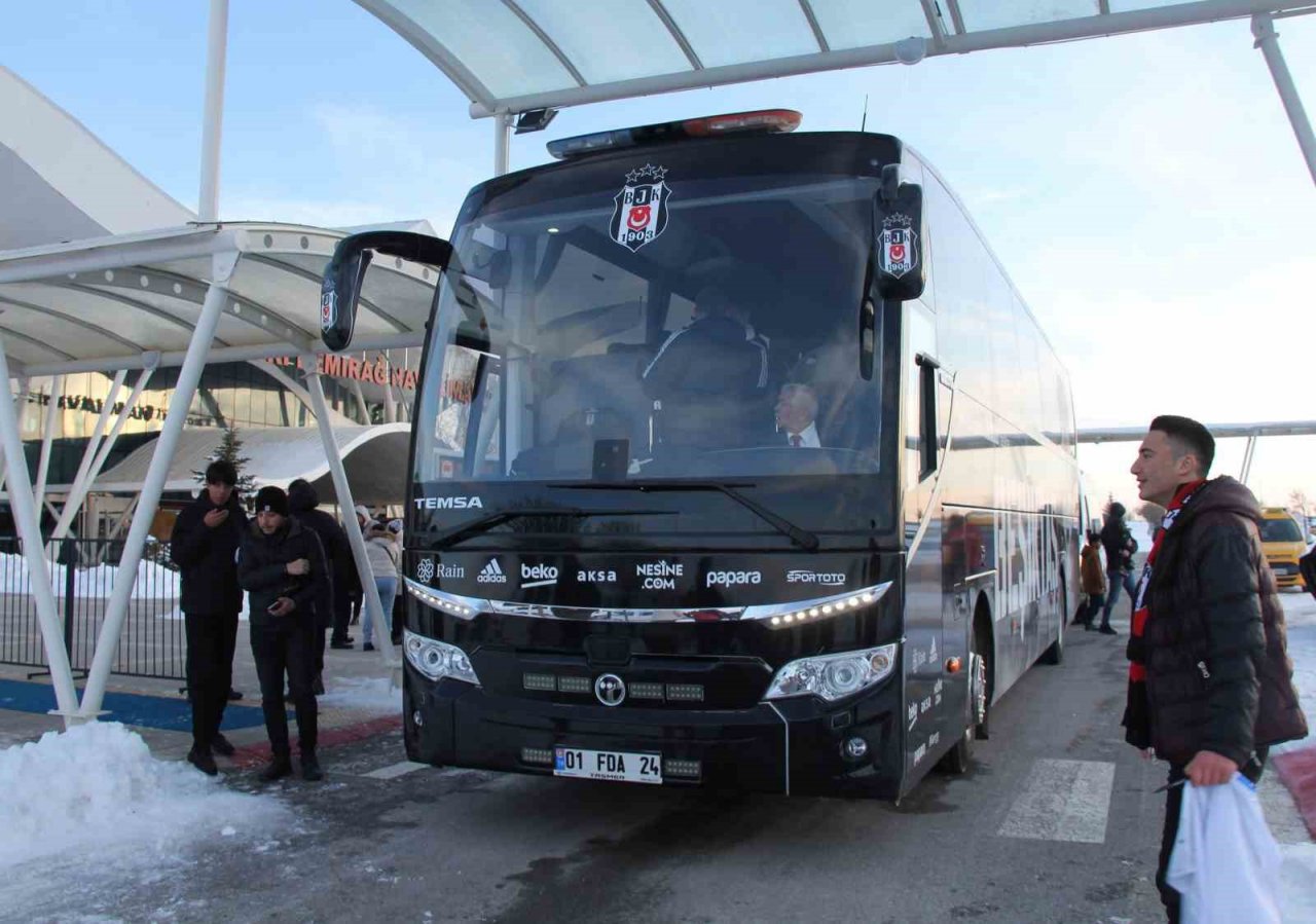 Beşiktaş’a Sivas’ta meşaleli karşılama