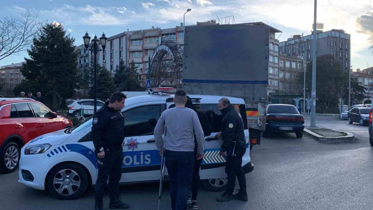 Polis uygulamasından kaçmaya çalışan araçtan silah çıktı