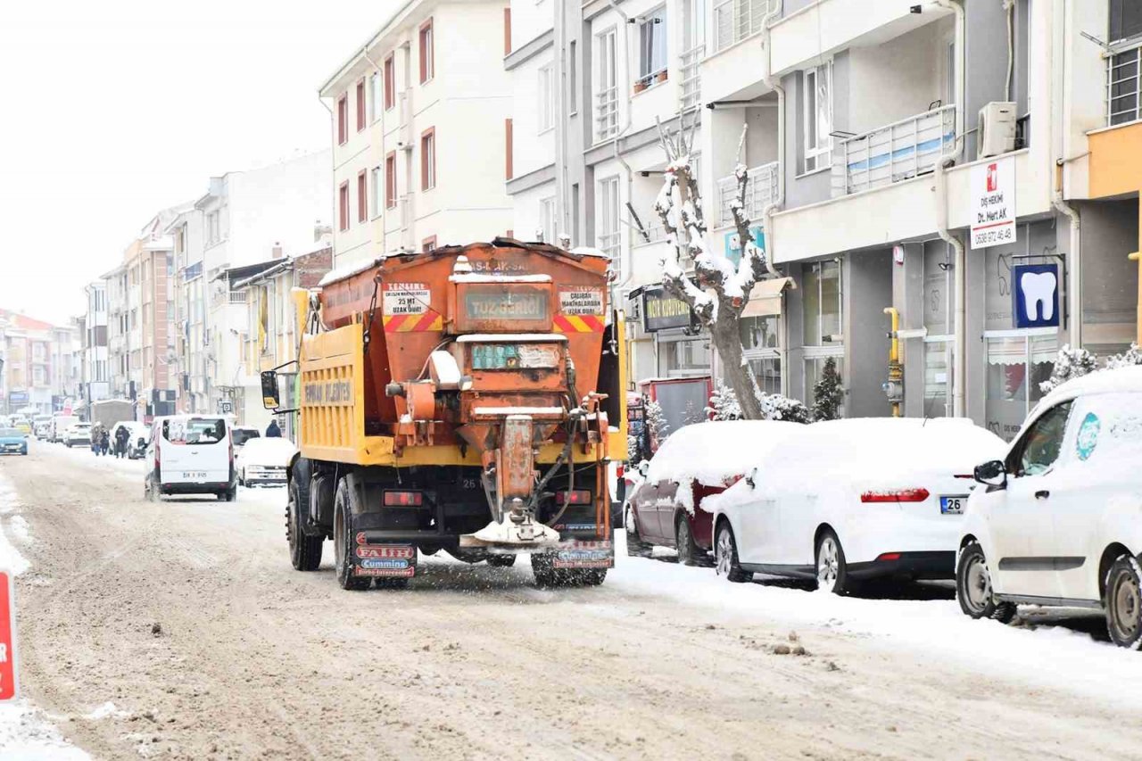 Tepebaşı’nda kar yağışına hızlı müdahale
