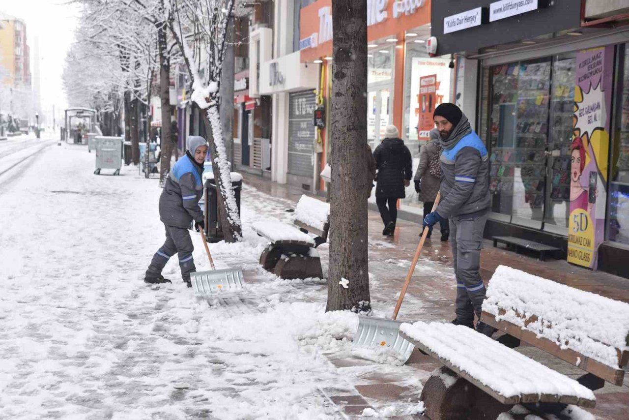 Tepebaşı’nda kar yağışına hızlı müdahale