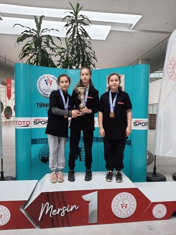 Kızlar attığını vurdu