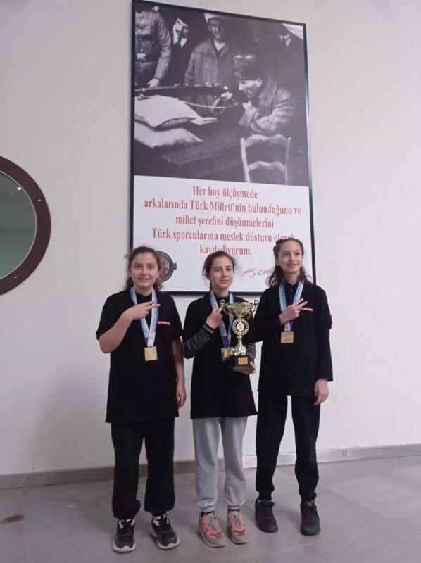 Kızlar attığını vurdu