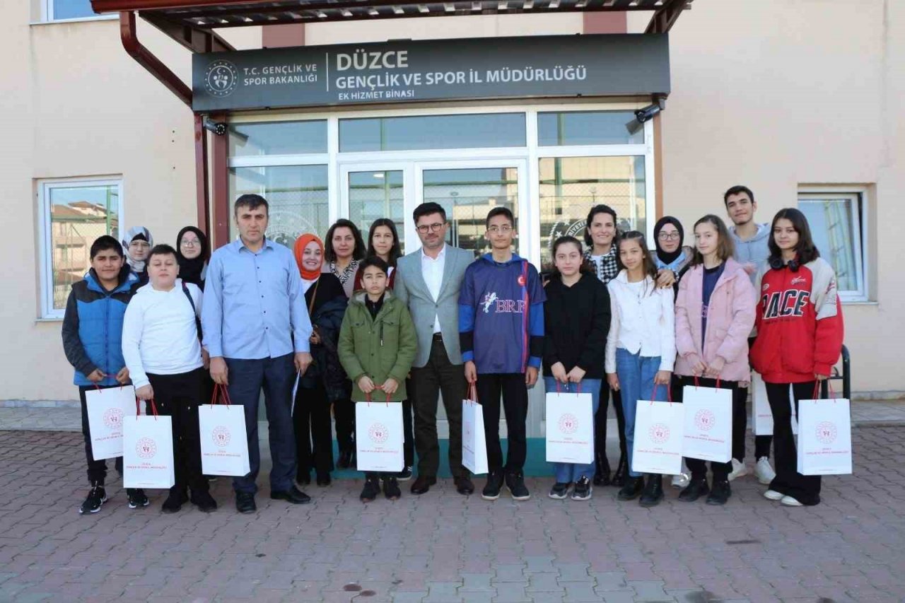 Kızlar attığını vurdu