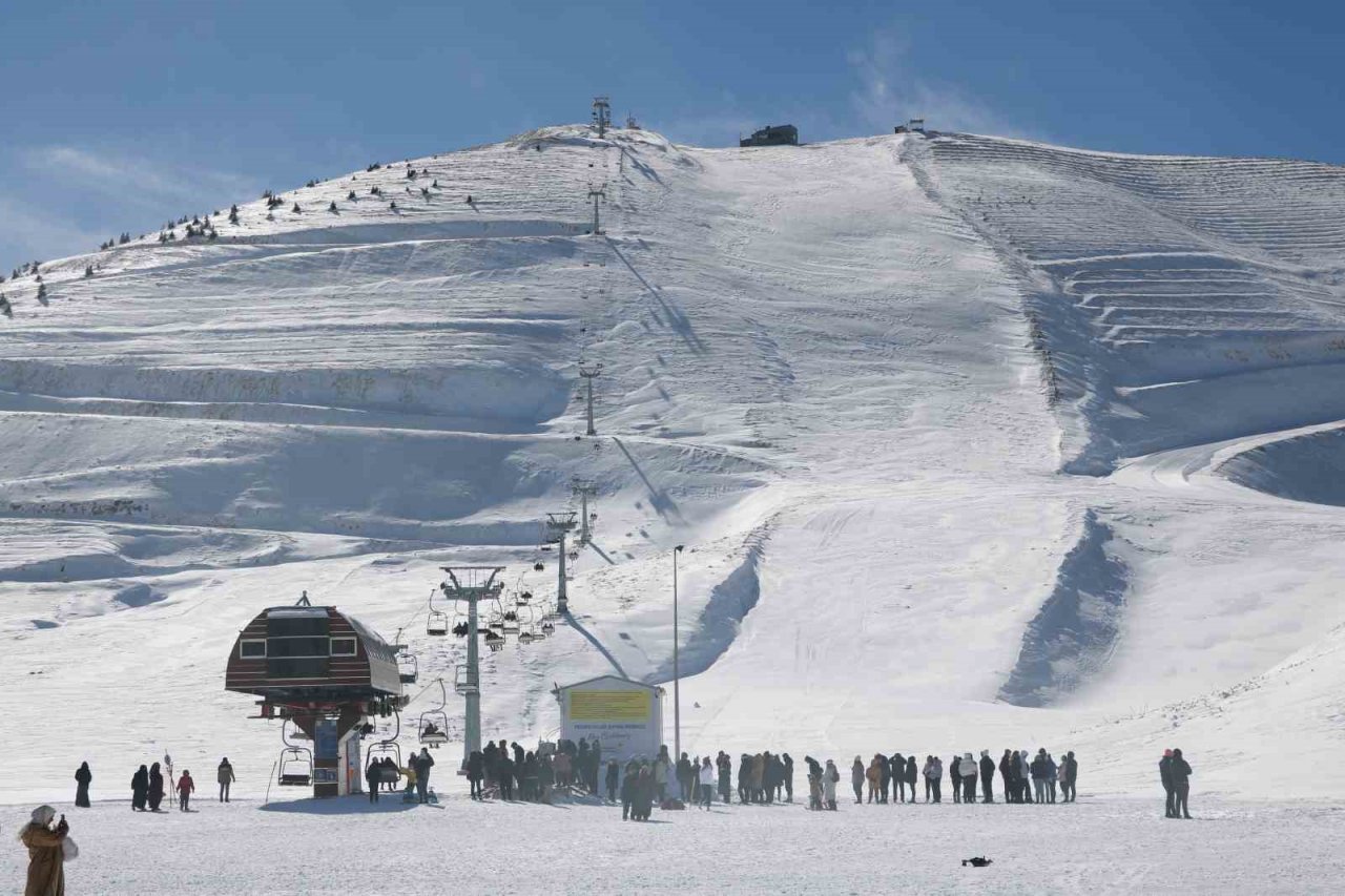 Kar yağdı, kayak merkezi doldu