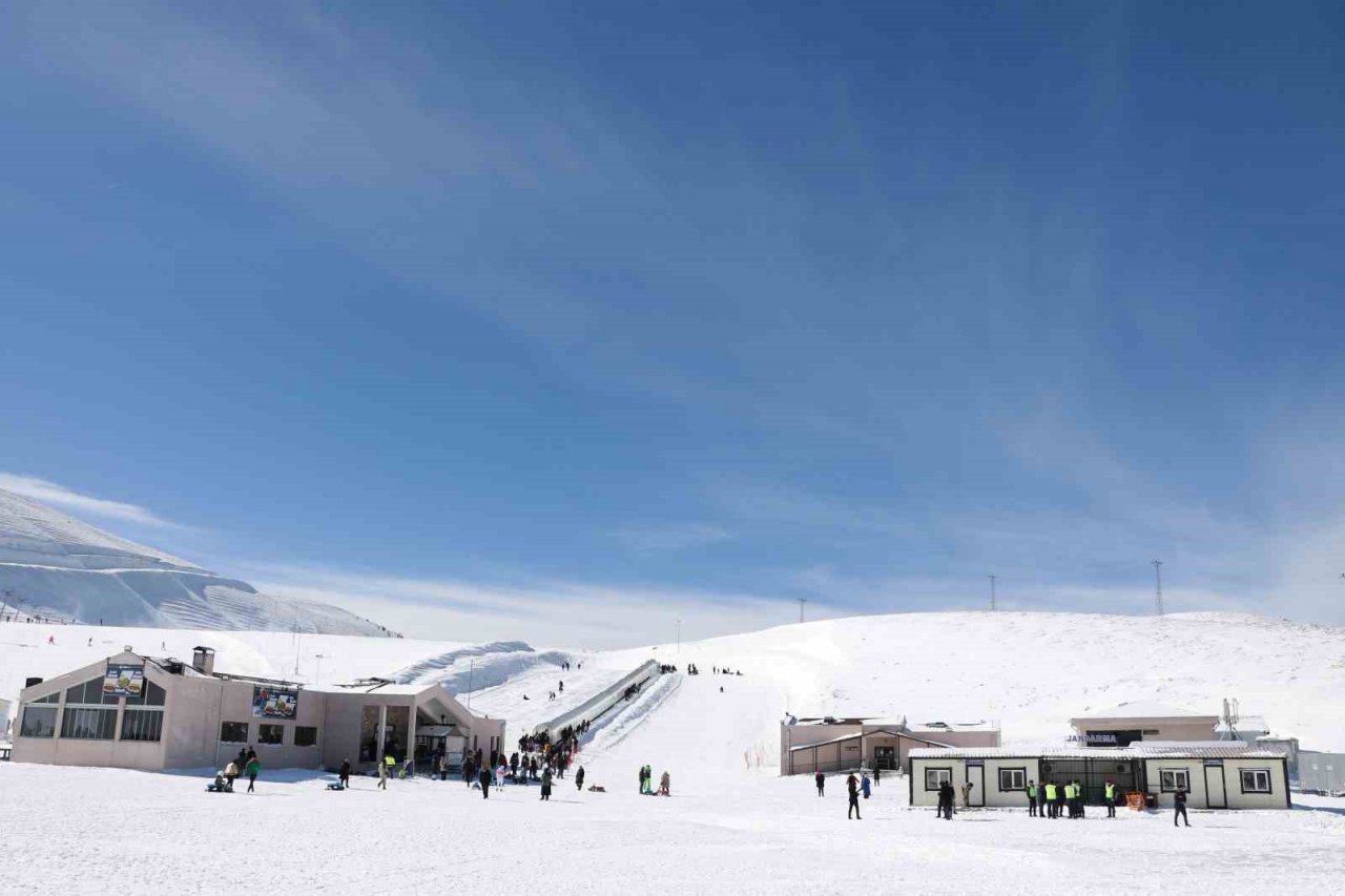 Kar yağdı, kayak merkezi doldu