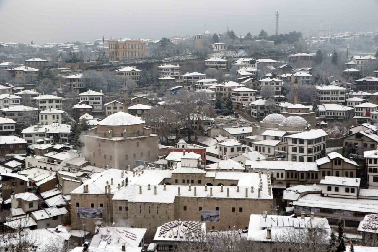 Safranbolu beyaz gelinliğini giydi