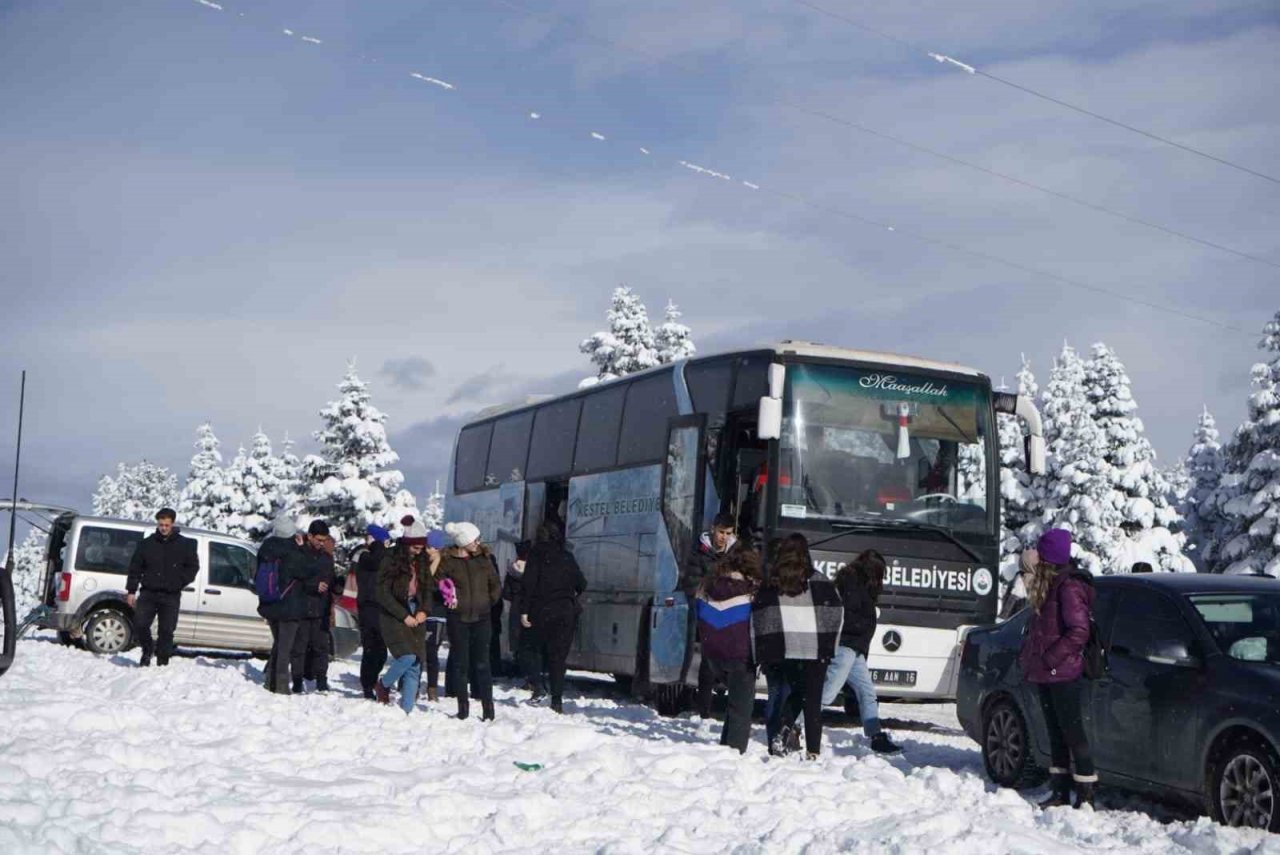 Yarıyıl tatilinin son günlerinde Uludağ’a tatilci akını