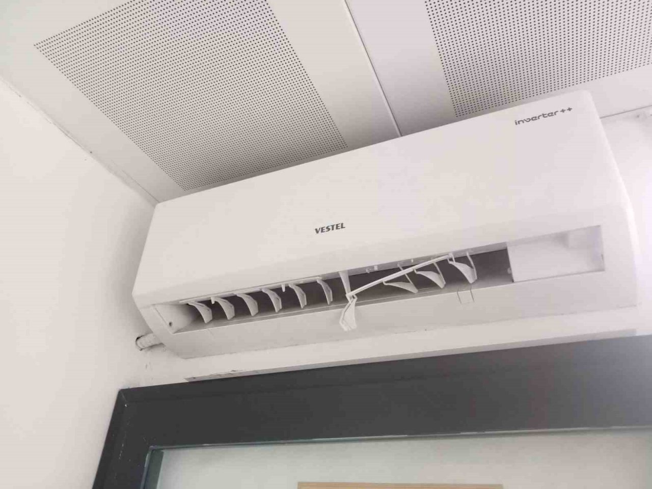 Bursa’da kapalı otobüs duraklarına çirkin saldırı