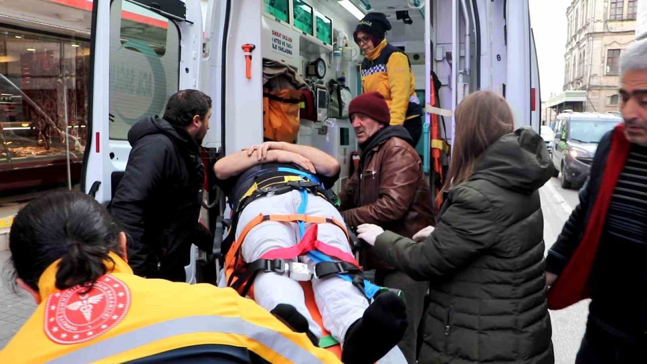 Yolun karşısına geçerken araba çarptı