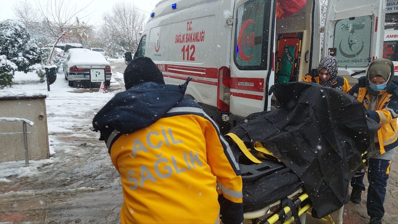 Çatıdaki karı temizlerken düştü