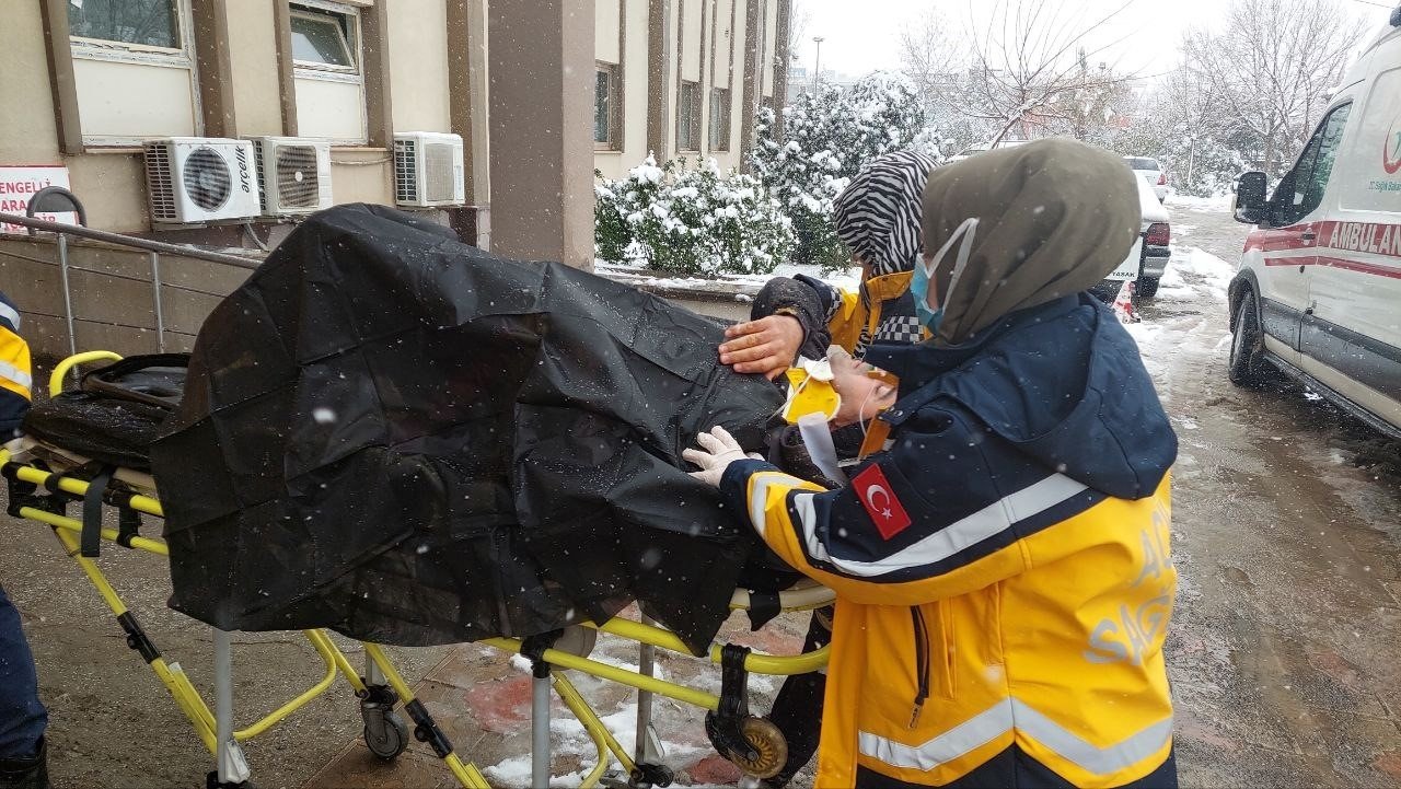 Çatıdaki karı temizlerken düştü