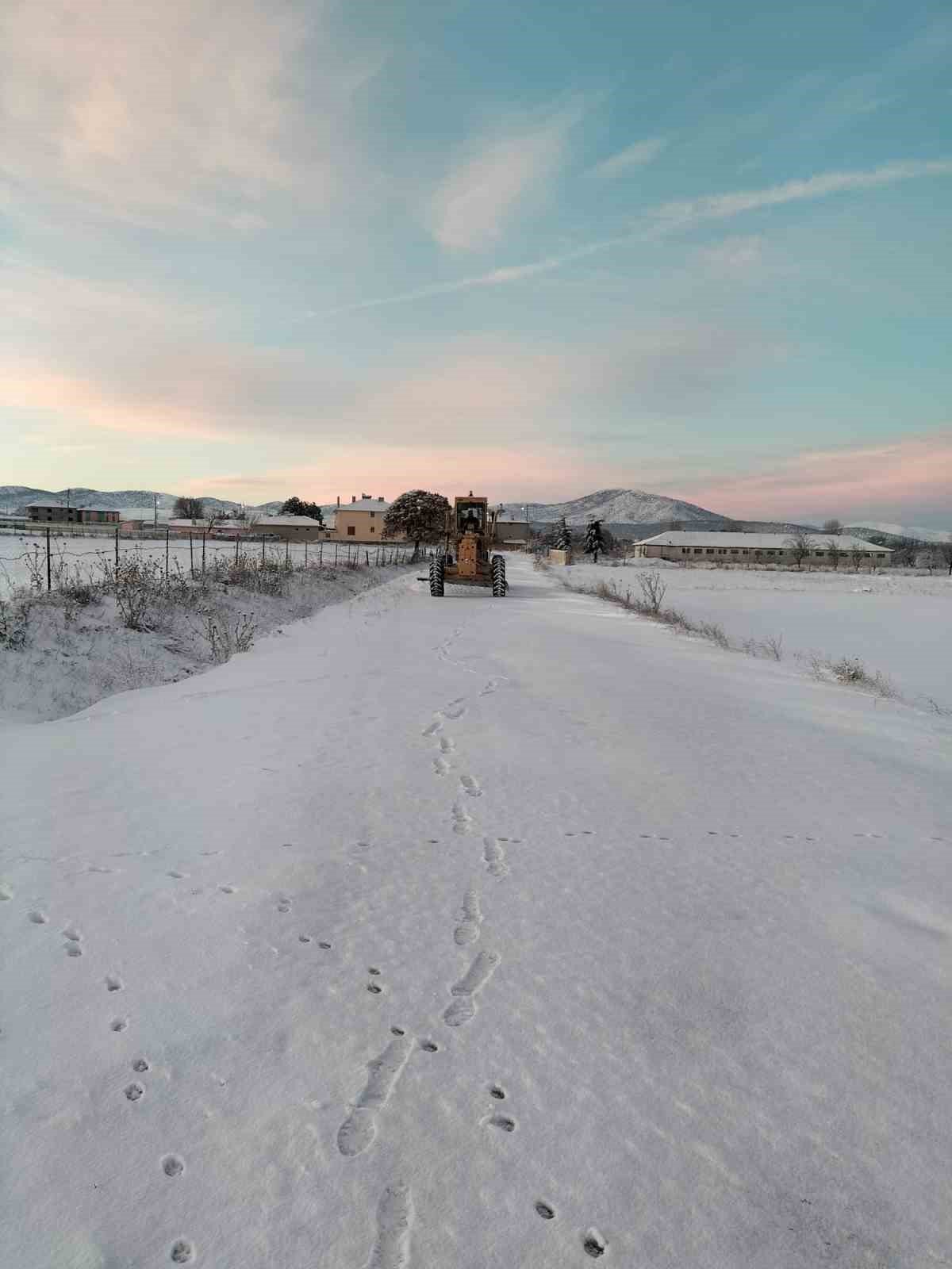 Kar yağışının etkili olduğu Afyonkarahisar’da kapalı köy yolu yok