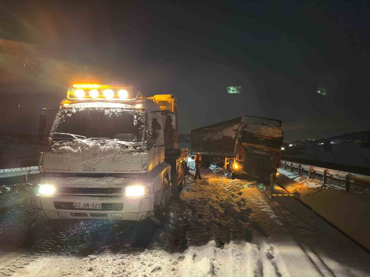 Gece saatlerinde etkili olan kar yağışı trafikte olumsuzluklara neden oldu