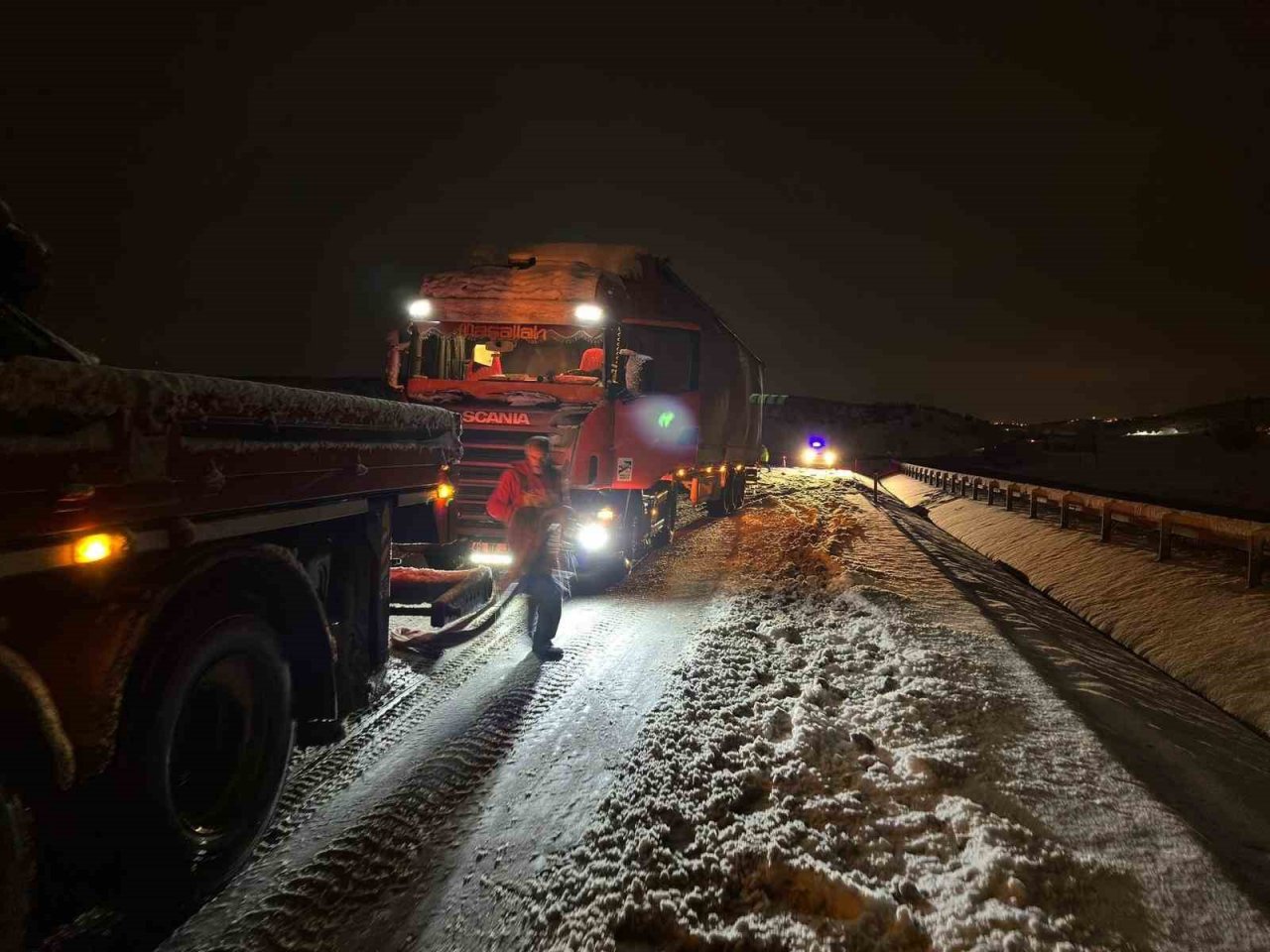 Gece saatlerinde etkili olan kar yağışı trafikte olumsuzluklara neden oldu