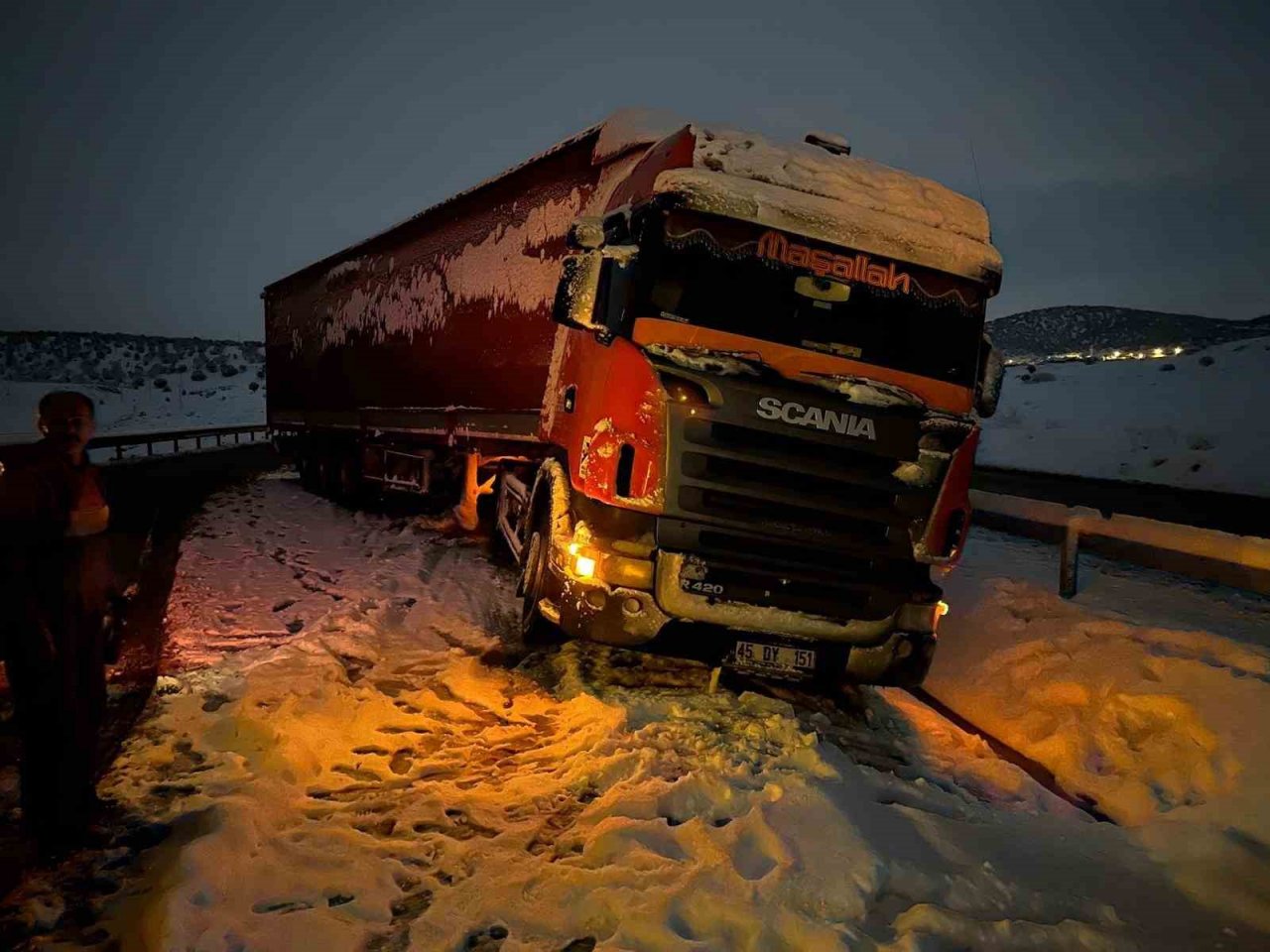 Gece saatlerinde etkili olan kar yağışı trafikte olumsuzluklara neden oldu