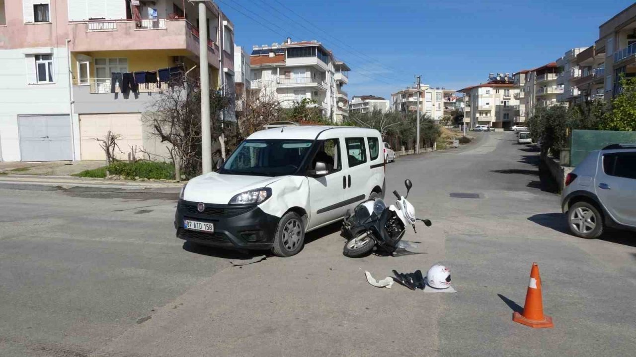 Manavgat’ta hafif ticari araç ile motosiklet çarpıştı: 1 yaralı