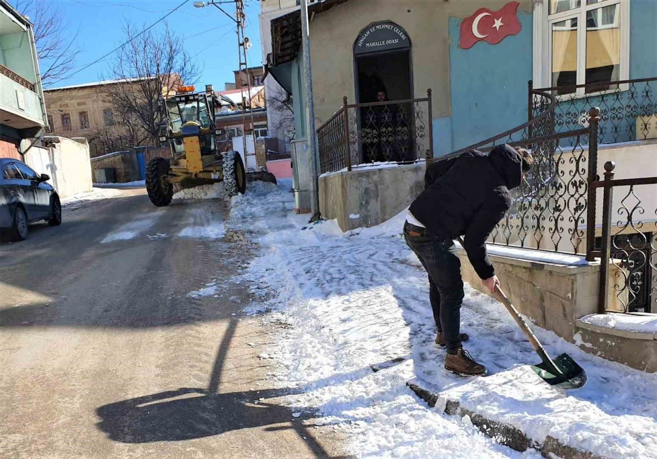 Bayburt Belediyesinin kar mesaisi aralıksız devam ediyor