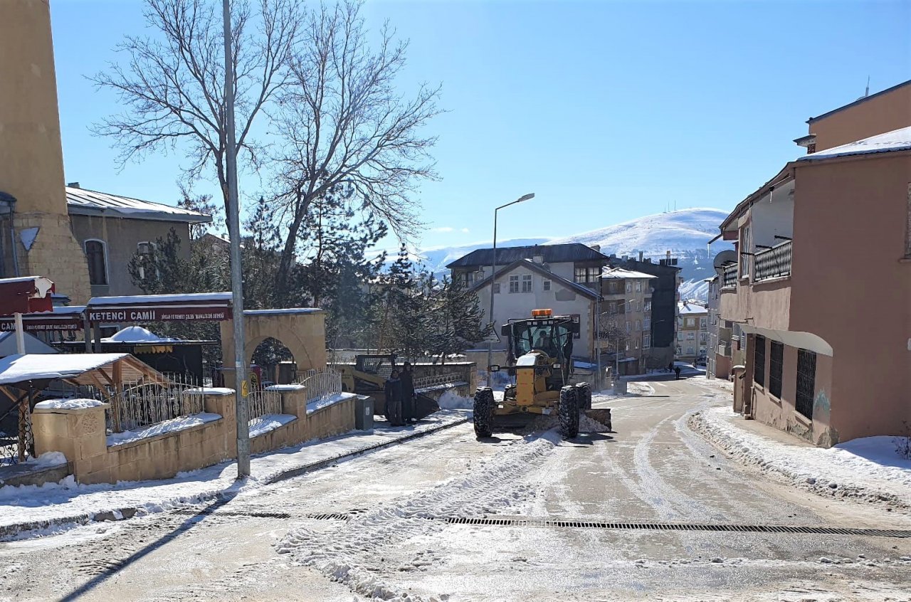 Bayburt Belediyesinin kar mesaisi aralıksız devam ediyor