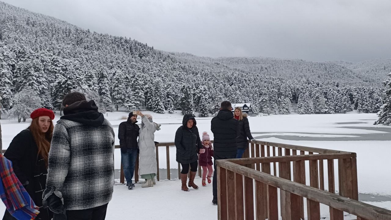 Bolu’nun incisi Gölcük buz tuttu