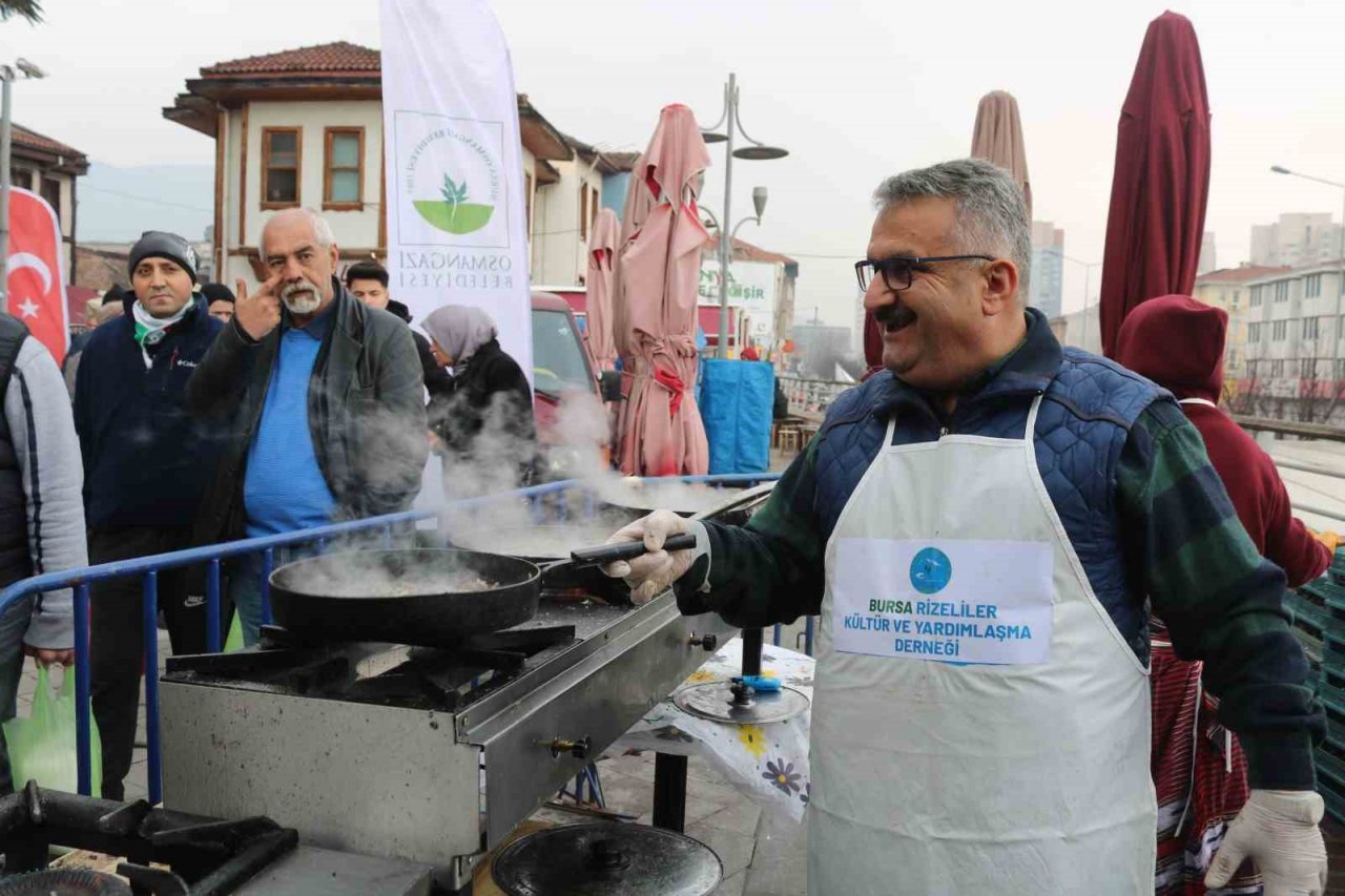 Bursa’da 5 bin kişiye hamsi ekmek ücretsiz dağıtıldı